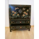Kleiner chinesischer Lack-Schrankschwarz lackiertes Möbel mit mit mehrfarbiger, floraler Dekoration,