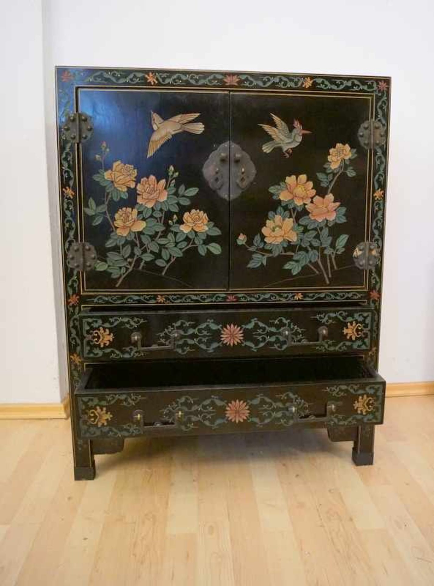Kleiner chinesischer Lack-Schrankschwarz lackiertes Möbel mit mit mehrfarbiger, floraler Dekoration,