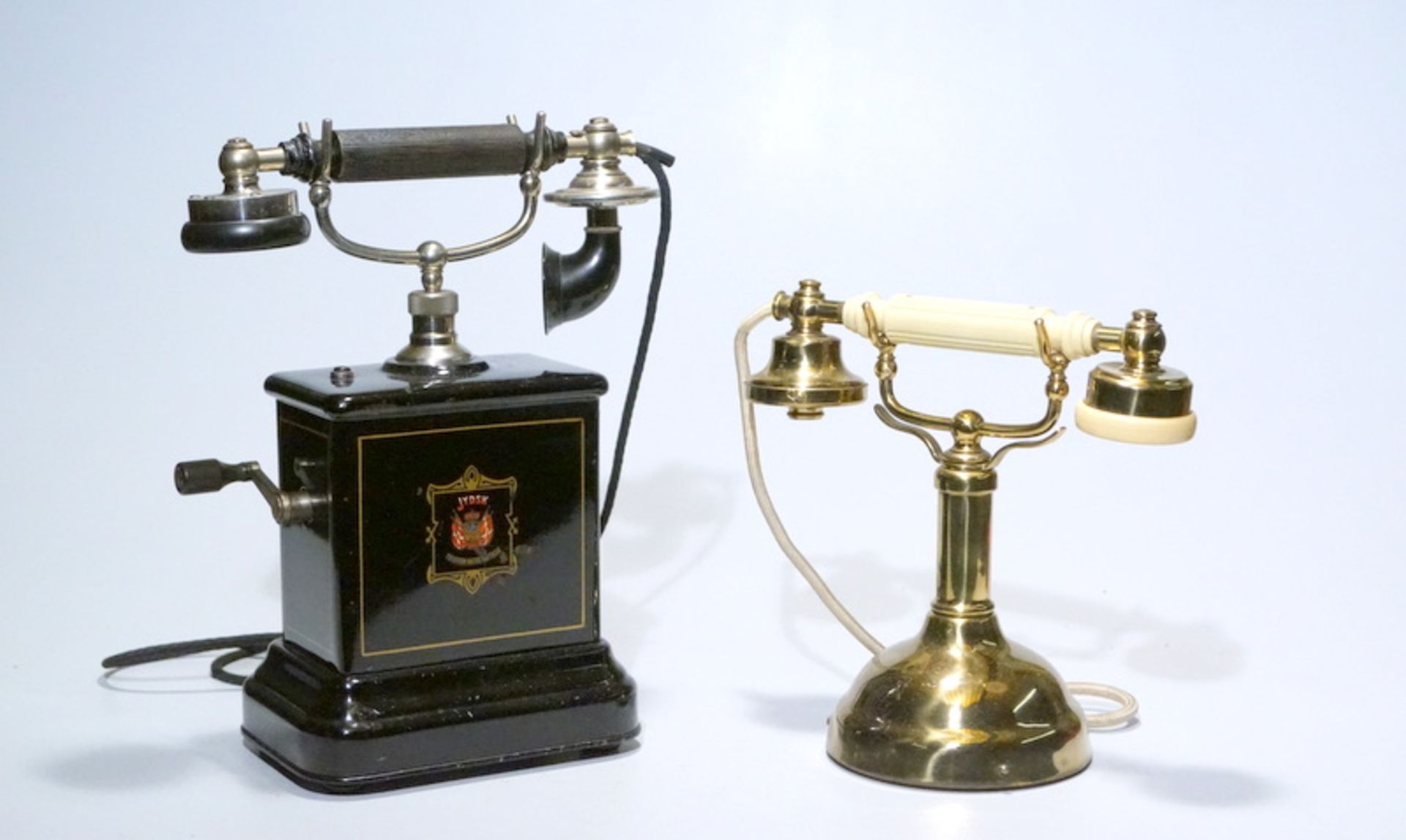 Historisches HaustelefonMessing, vergoldet, Bakelit, ungeprüfte Funktion, Höhe 24cm, Zustand 2 -, (
