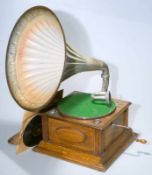 Grammophon mit Blechtrichter, um 1900Trichter mit originaler Lackierung, vollständig, Feder