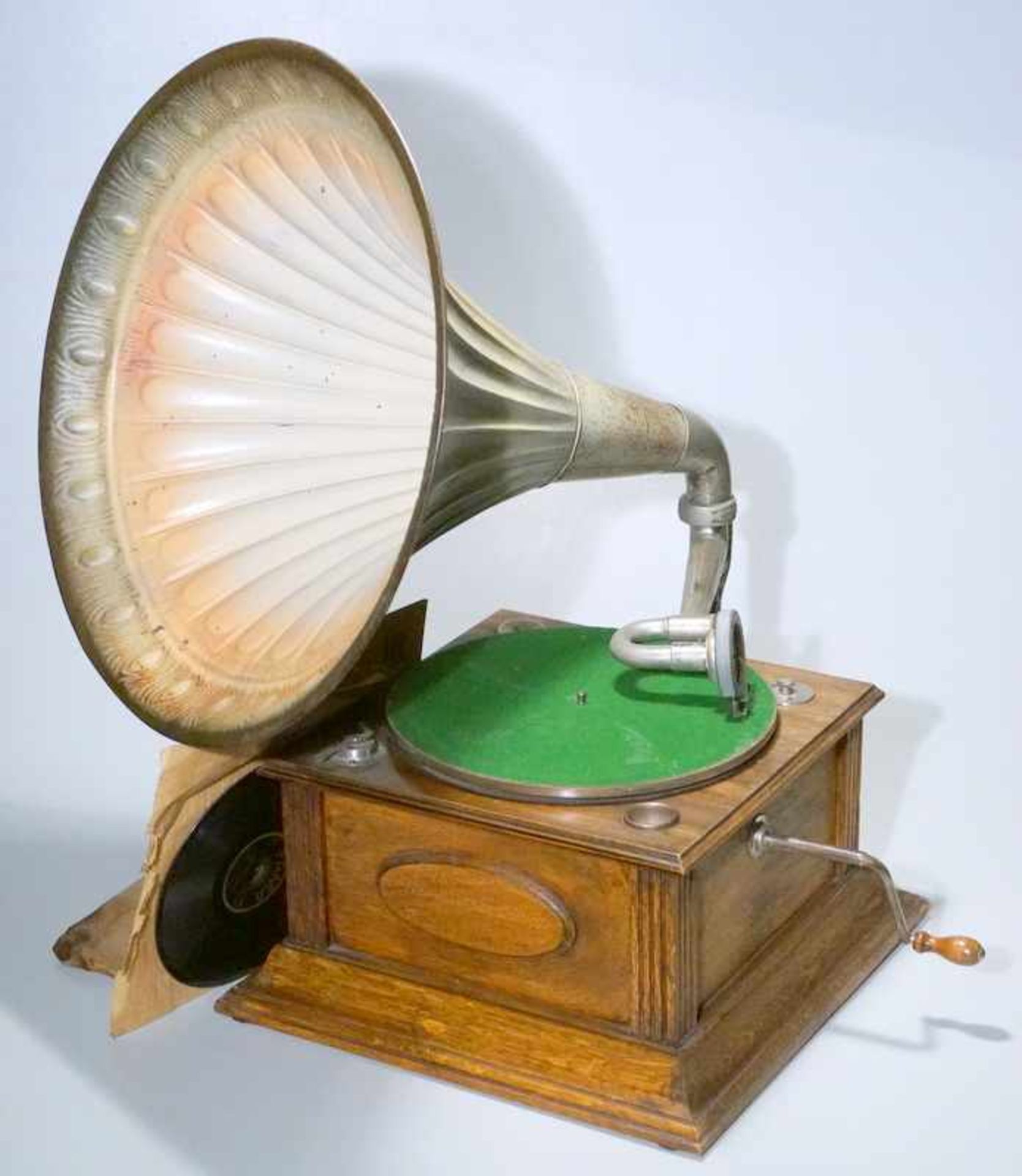 Grammophon mit Blechtrichter, um 1900Trichter mit originaler Lackierung, vollständig, Feder