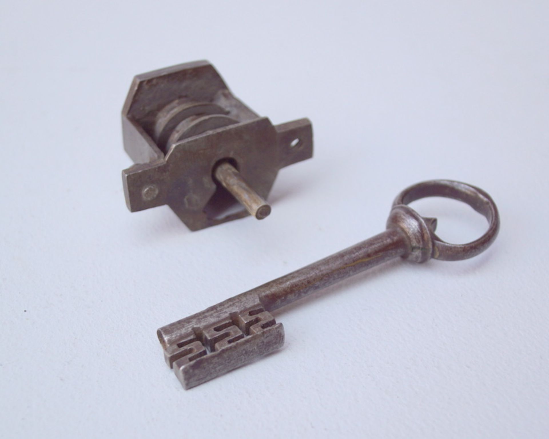 Renaissanceschloss für TruhenEisendom, geschmiedet mit originalem 3 bortigem Schlüssel, Gravur mit