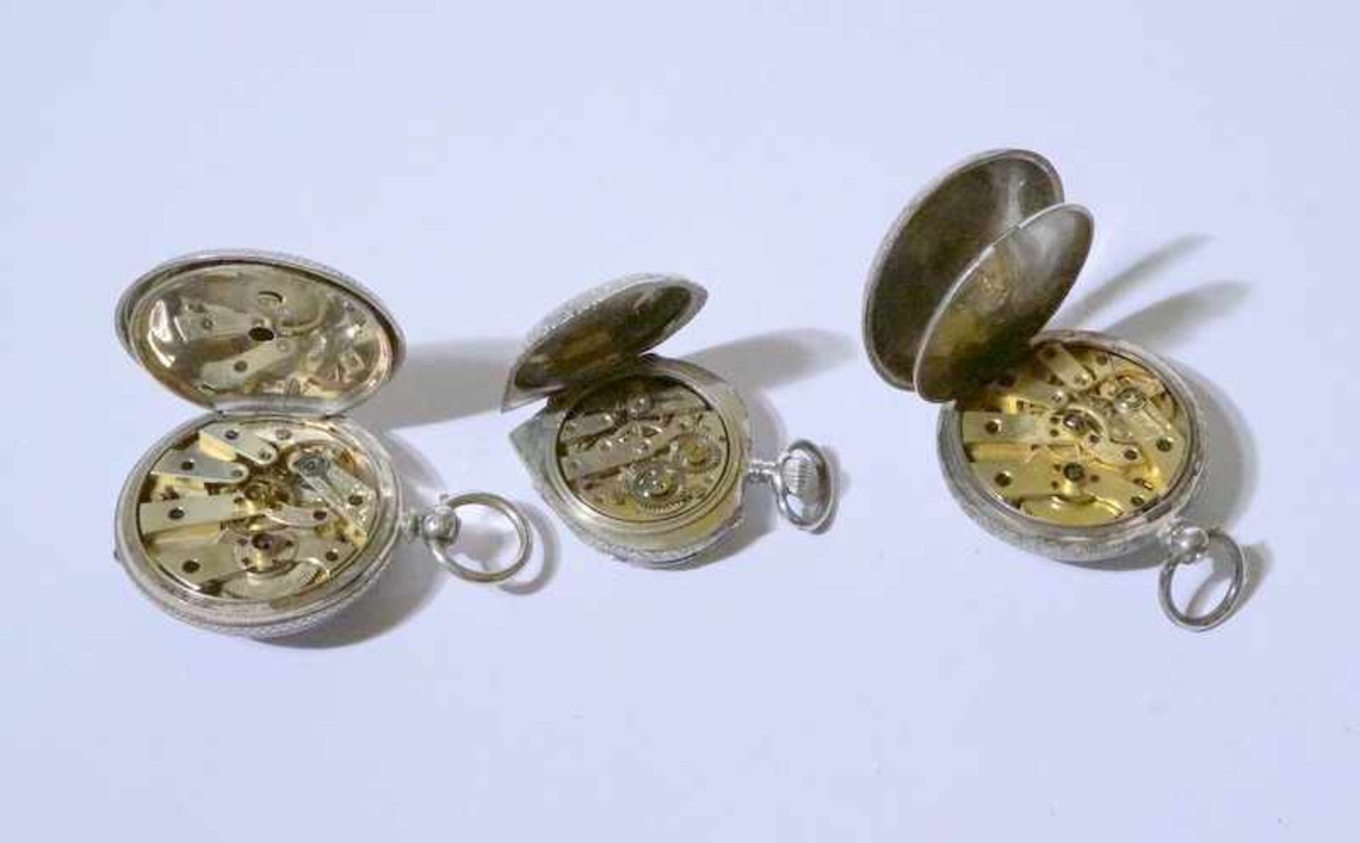 Konvolut von 3 Damentaschenuhren, Silber, 19./20. Jhd.Gehäuse aus Silber, 2 x mit Schlüsselaufzug ( - Image 3 of 3