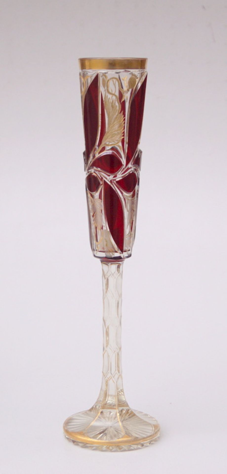 Böhmischer Stengelpokal, um 1900farbloses Kristallglas rubinrot überfangen, partiell vergoldet,