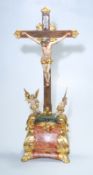 Kruzifix auf Standfuß, 18. Jhd.rocaillenverzierter marmorfingierender Standfuß mit zwei Kelche