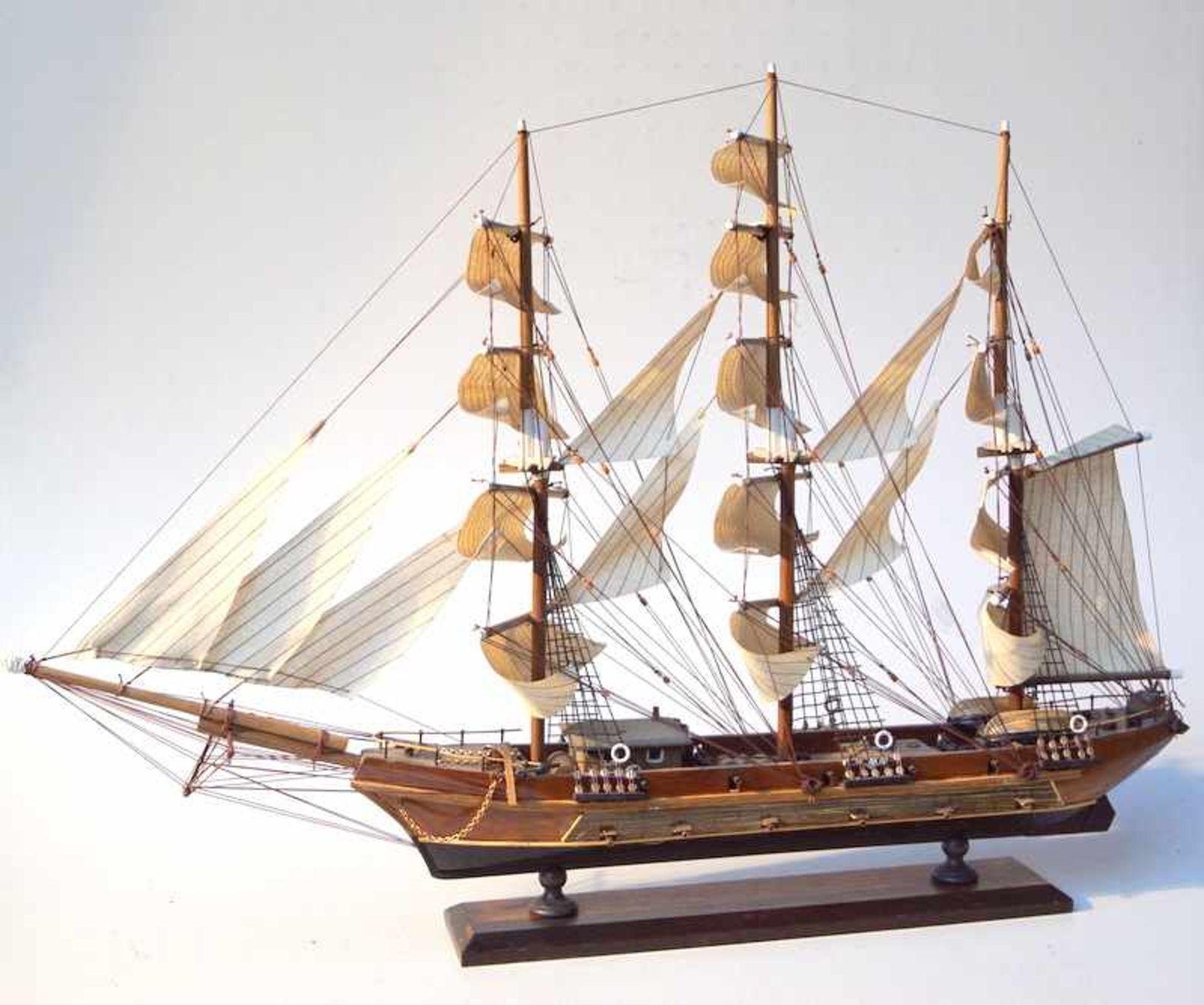 Schiffsmodell "Fragata Siglo XVIII"Vollholzmodell, aufwendige Seil- und Segelkonstruktion, Kanonen