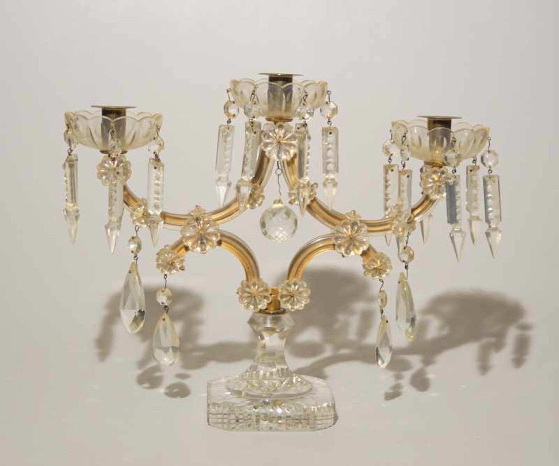 Großer Kandelaber im Maria-Theresia-Stilfarbloses Kristallglas mit Schliffdekor, 3 Brennstellen