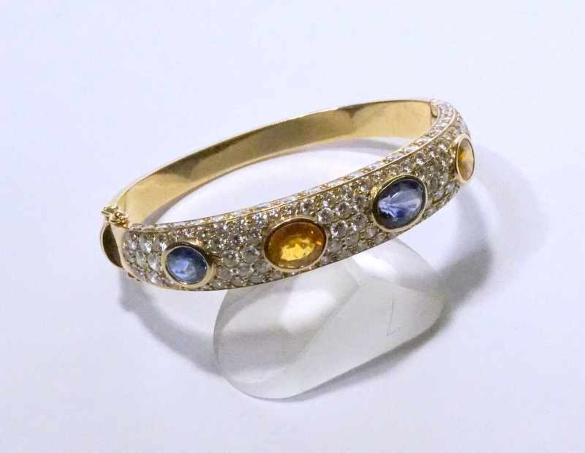 Reich Brillantiertes Armband, 750er GG mit Gelben und Blauen Saphiren114 Brillanten Pave gefasst von