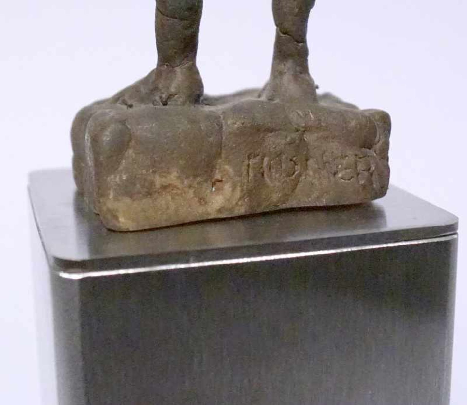 Rösner, Christian (1969 Bamberg -lebt in Nürnberg -div Austell. Und Preise): Bronze "Mann trägt - Bild 2 aus 2