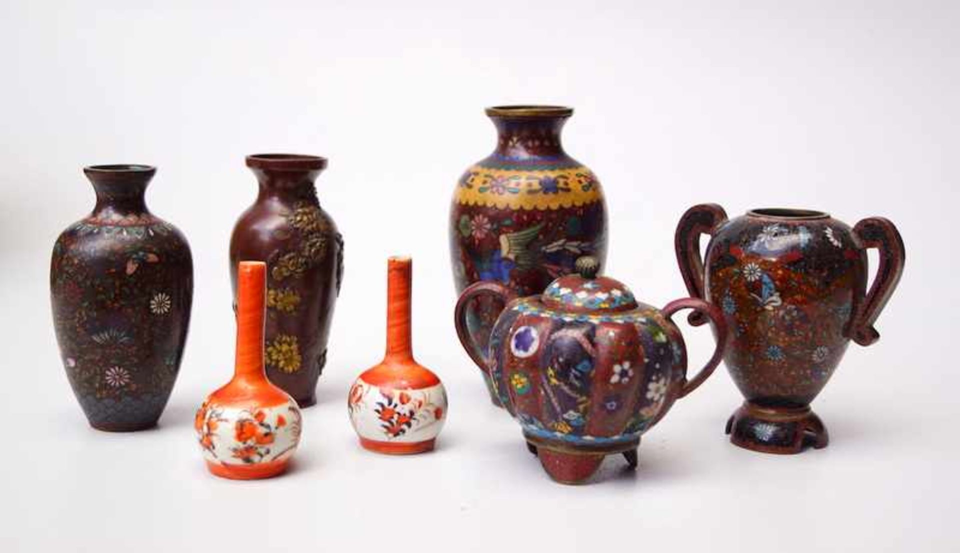 Sammlung von 7 Japanischen Vasen, 19. Jhd.Cloisonnéemail mit Goldeinschmelzungen auf Kupfer,