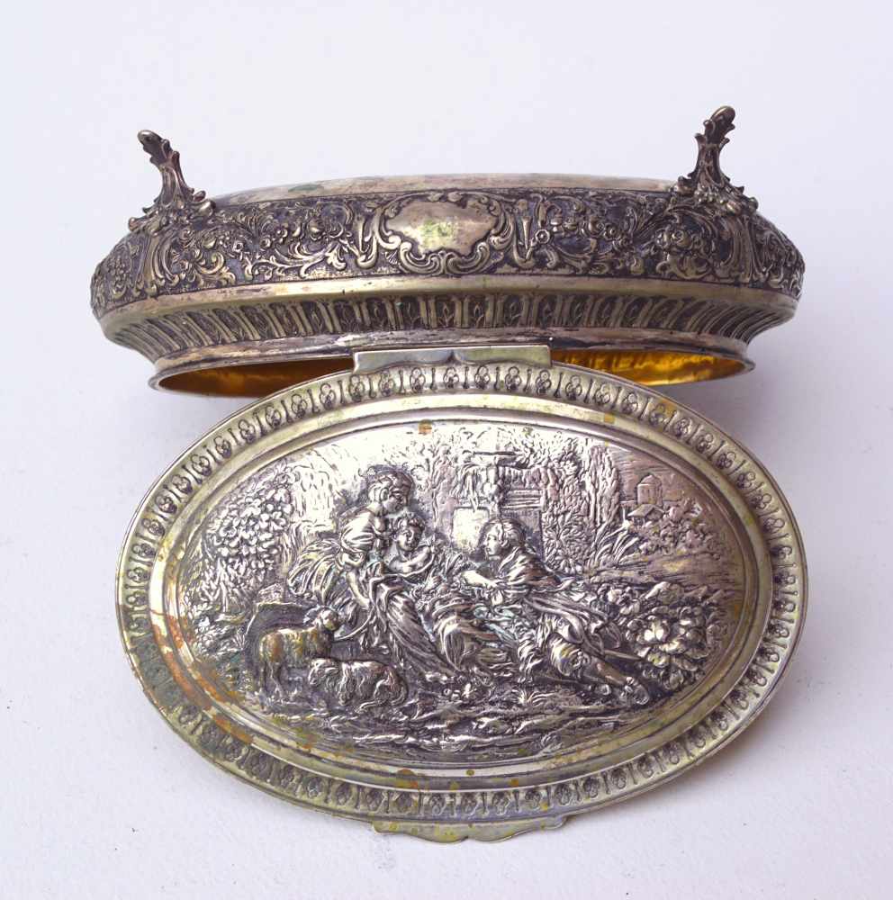 Große Prunkdose mit Schäferidyll, Rokoko-Stil800er Silber, ovale Deckeldose auf 4 geschwungenen - Image 3 of 3