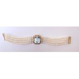 Perlenarmband mit großem Aquamarin und ca. 0,3 ct BrillantenVierreihige Perlenkette, Verschluss