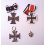 Drei Eiserne Kreuze 2. KlasseDatiert 2x 1914 und 1x 1939, jeweils mit großer Ringöse, 2x mit