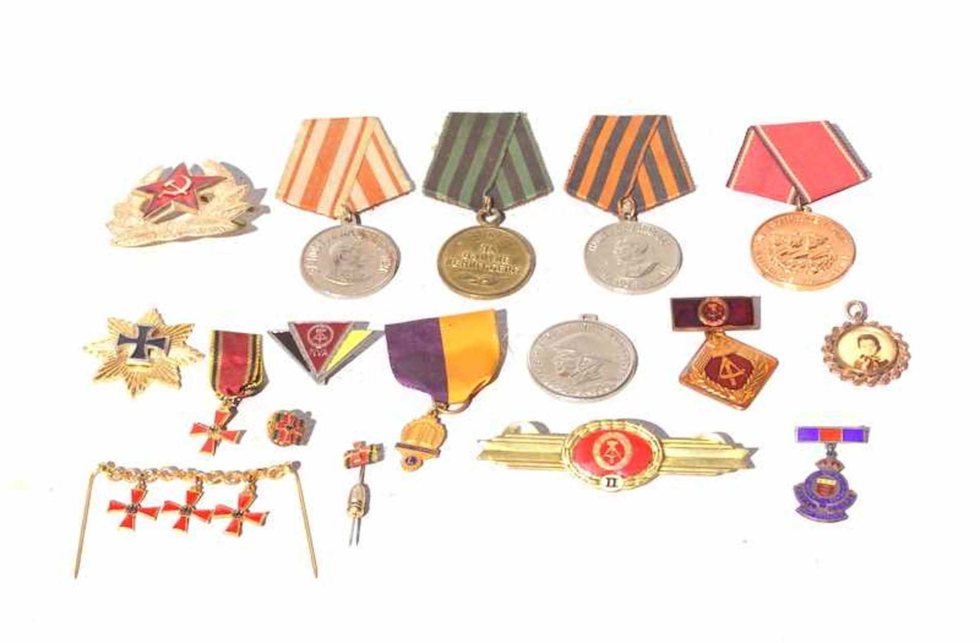 Kleine Sammlung Militärorden, DDR und RusslandDrei Russische Orden, 4 Nva Orden und Abzeichen