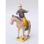Pferd und Reiter, wohl Ming Dynasti, chin. GrabbeigabeGraue Keramikartige Scherbe mit Sancai