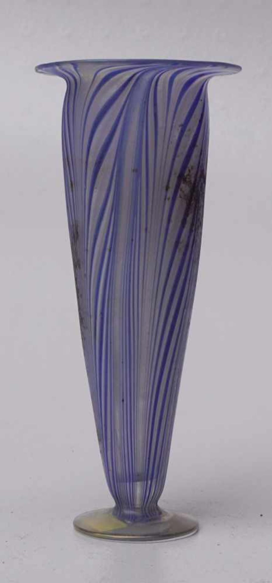 Antike Vase, Fadenglas, Italien, 18. Jhd.Farbloses Glas mit blauen, einegschmolzenen Fäden in - Bild 2 aus 3