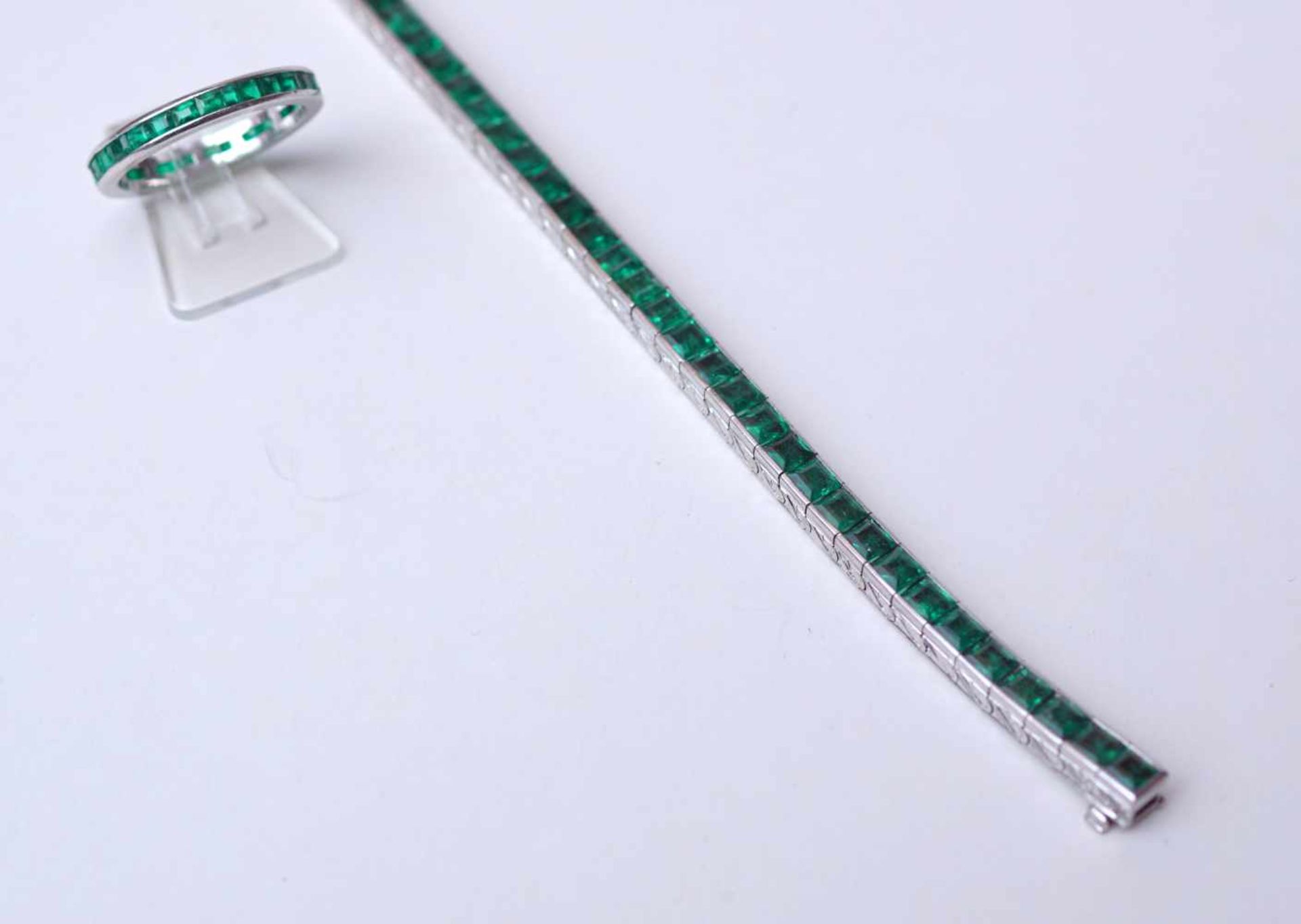Smaragdarmband und Ring, 750 WGKontercharnierarmband 750 WG mit 48 Smaragd-Carréesteinen ca. 3,3 mm, - Bild 2 aus 3