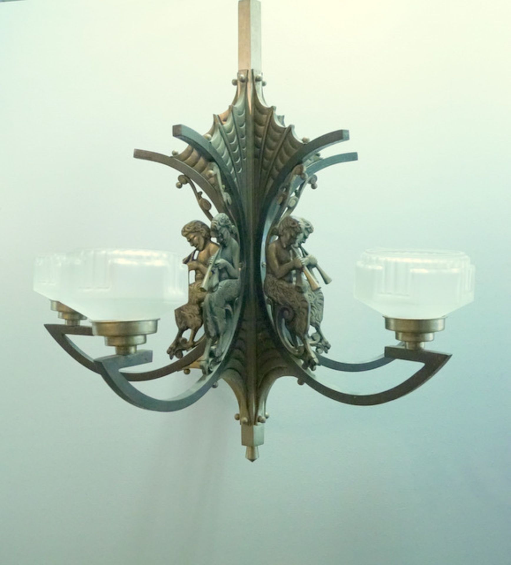 Art Déco Deckenlampe mit musizierenden Satyrdatrstellungen Originale Milchglasschirme, komplett, - Image 5 of 5
