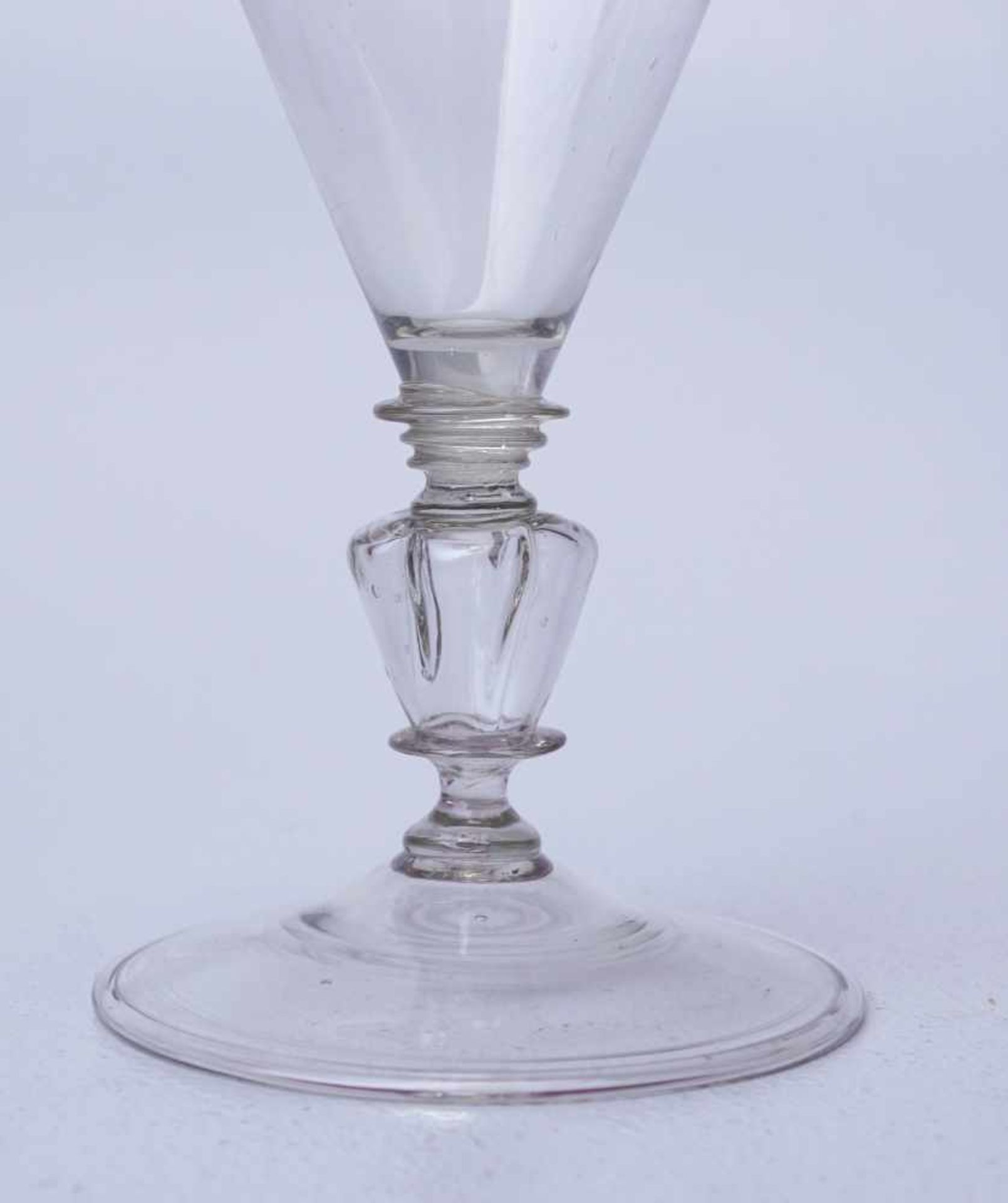 Seltenes Trichterglas des 17. Jhd.Farbloses Glas, geblasen, breiter Fuß mit Standring, Schaft - Bild 2 aus 3