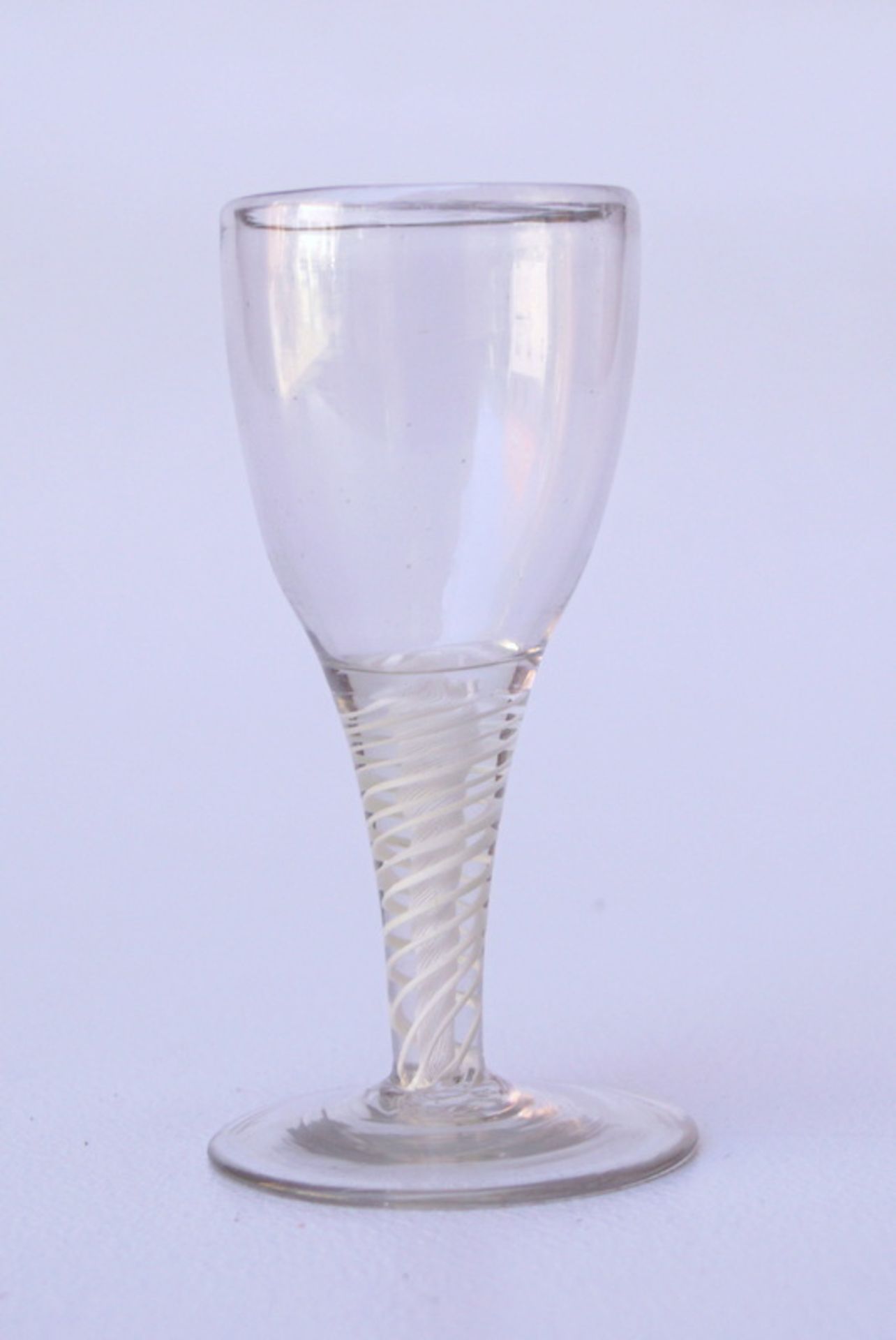 Sherryglas mit eingeschmolzenem Faden, England oder Niederlande, Ende 18.Jhd.Farbloses Glas, der