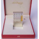 Dupont, Paris: Elegantes Feuerzeug, BicolorVersilbert bzw. vergoldet, linearer Schliffdekor,