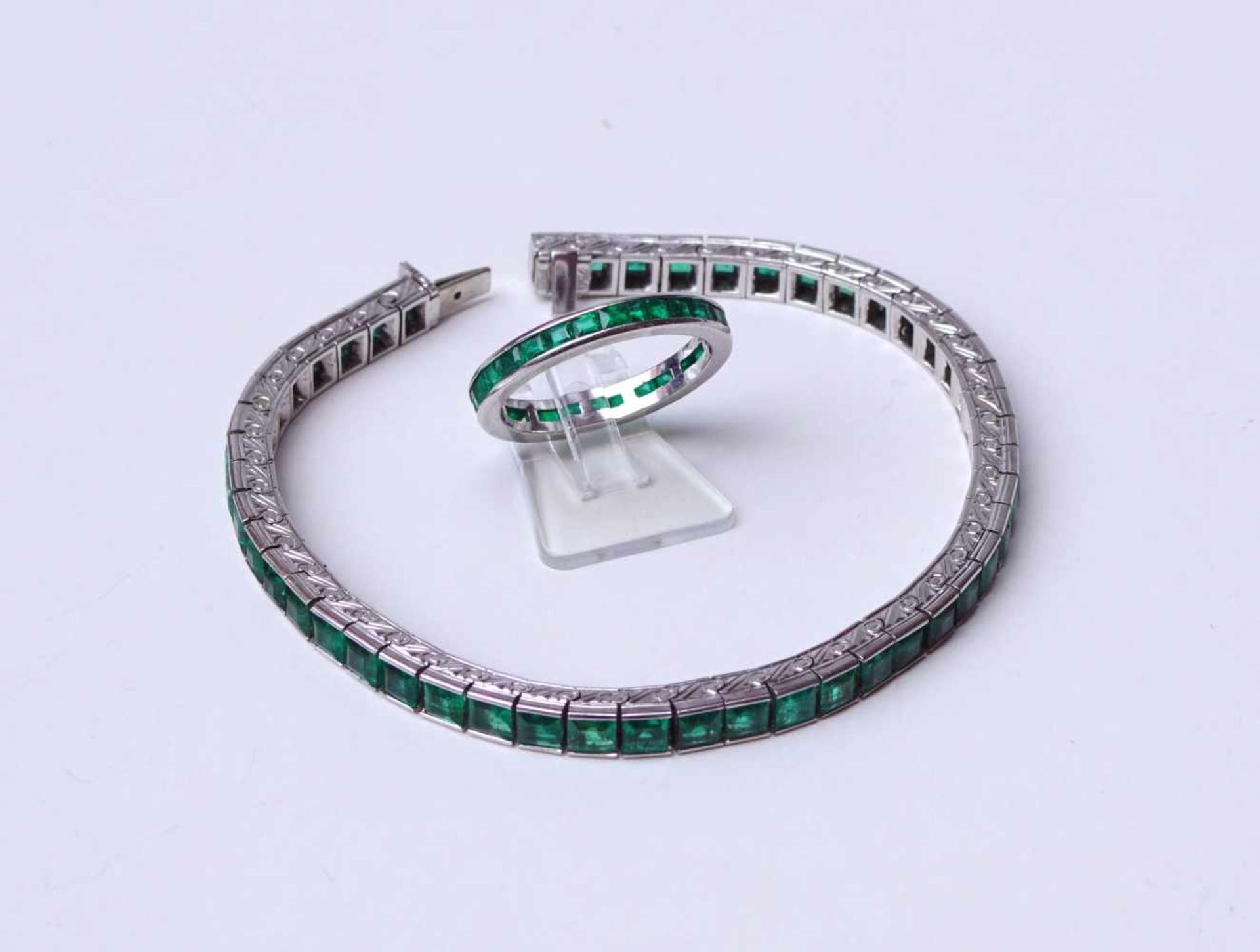 Smaragdarmband und Ring, 750 WGKontercharnierarmband 750 WG mit 48 Smaragd-Carréesteinen ca. 3,3 mm, - Bild 3 aus 3