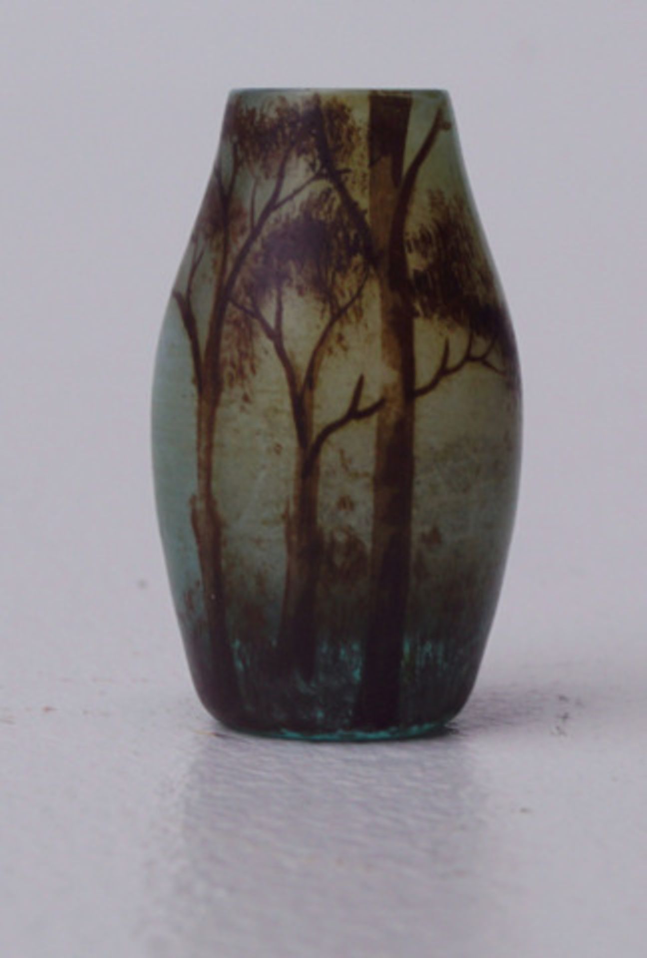 Miniaturvase Lamartine Winterl. Bäume Ovoide Vase leicht grünliche Glasmasse vor grauem Überfang,