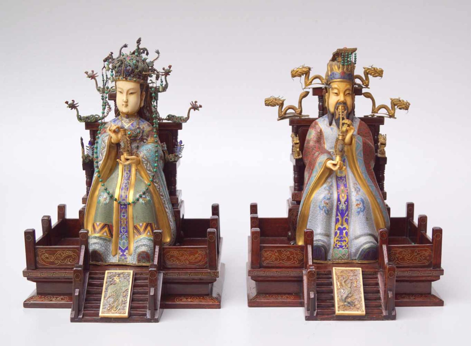 Kaiserpaar auf Thron, um 1900Der Kaiser und die Kaiserin von China, Cloisonné mit Elfenbein, auf