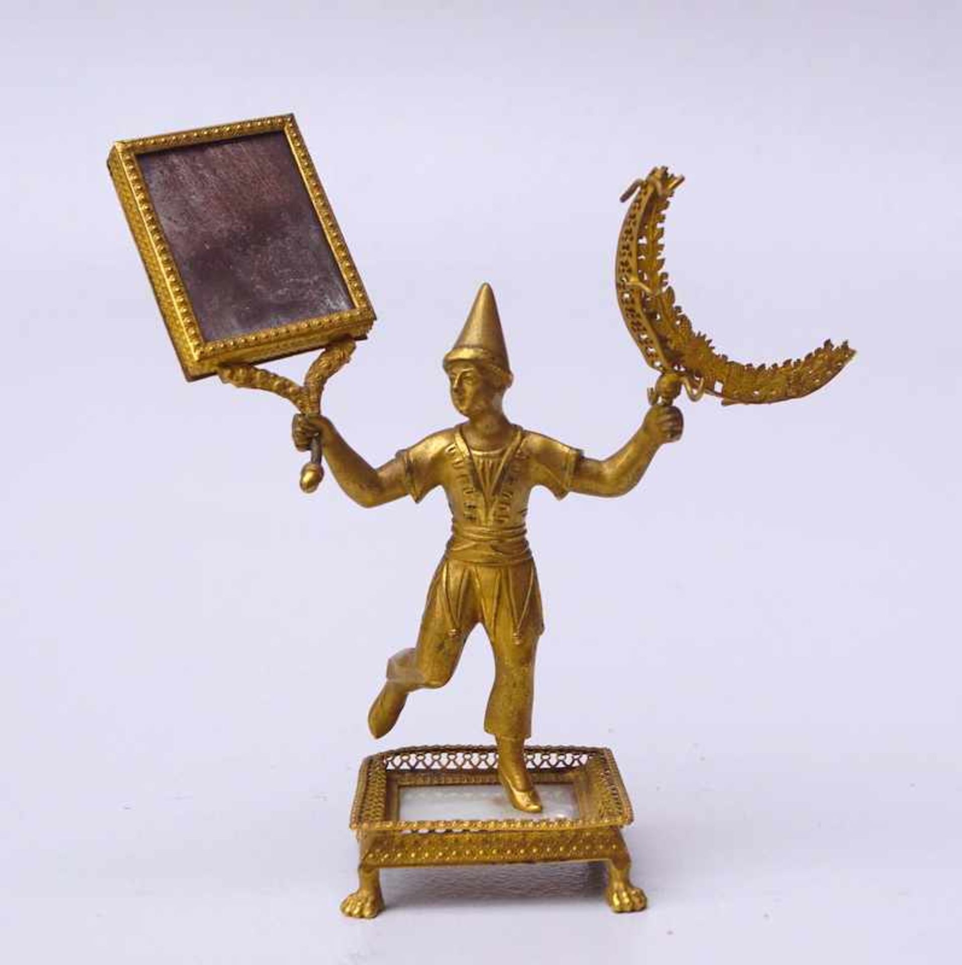 Pächen tanzende Harlekine als Toilettenset, 1. H. 19. Jhd.mass. Bronze, feurvergoldet, auf - Image 3 of 3