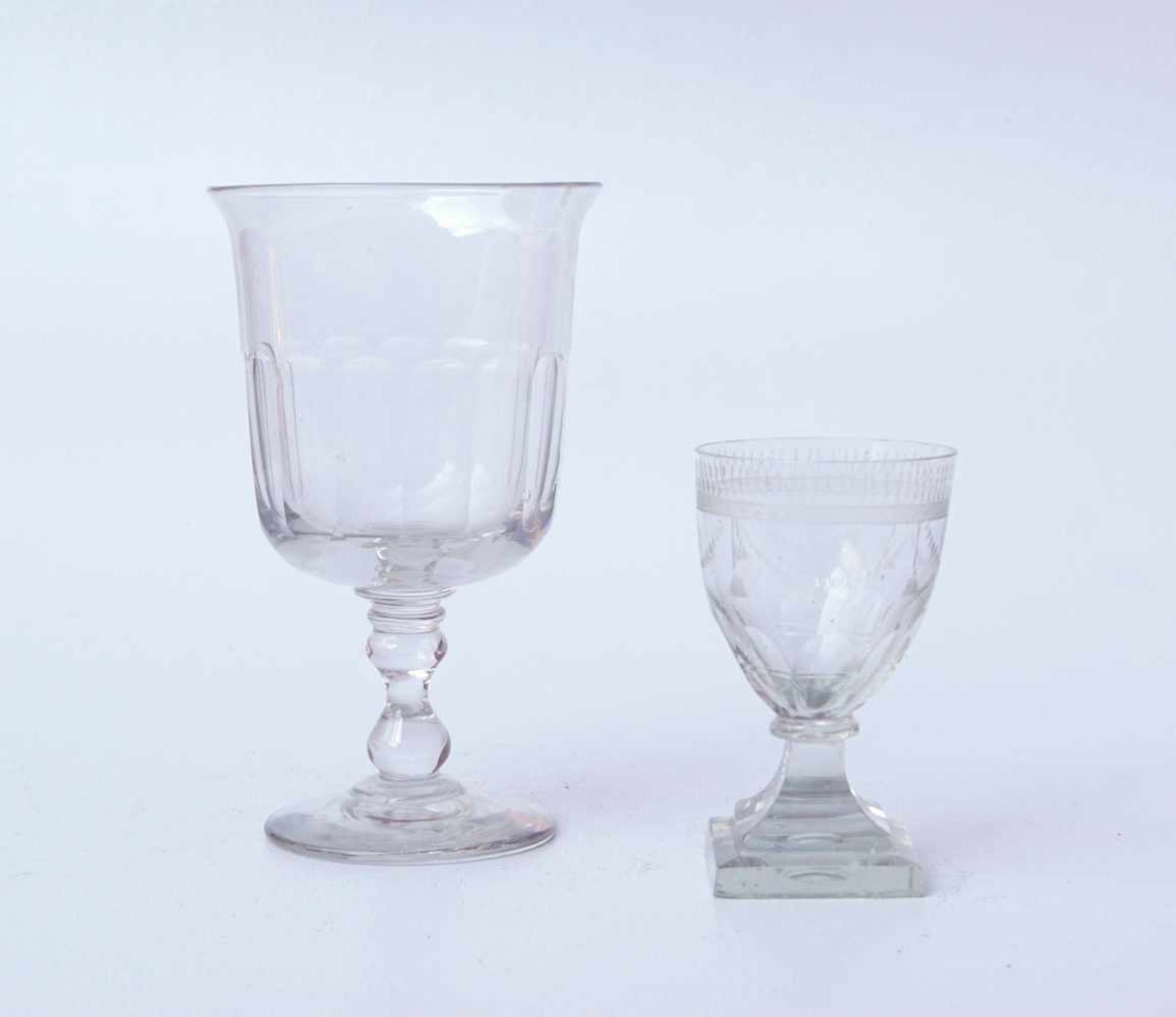 Weinglas des Empire, um 1800Farbloses Glas mit Schliffdekor, quadratischer, getreppter Fuß,