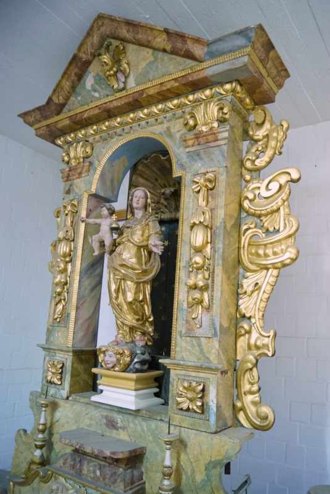 Großer Seitenaltar des 17. Jhd. Verschiedene Hölzer, geschnitzt, gefasst und vergoldet, großer Altar - Bild 3 aus 6
