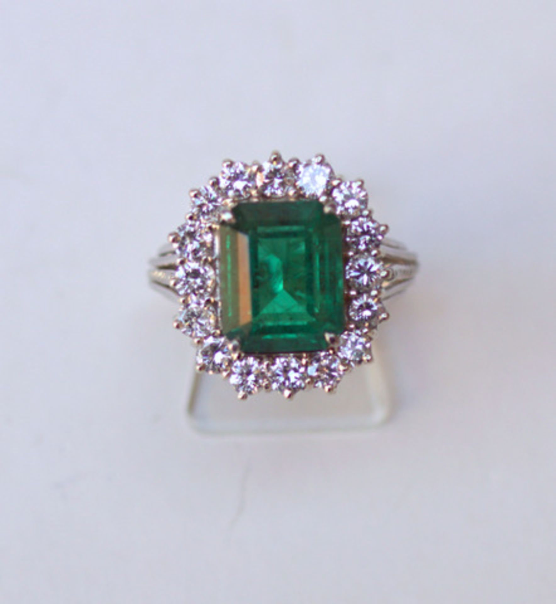 Halo-Ring mit zentralem Smaragd, ca. 1 ct. Brilliantbesatz, 750 WGFünfsträngige Ringschiene, - Image 2 of 3