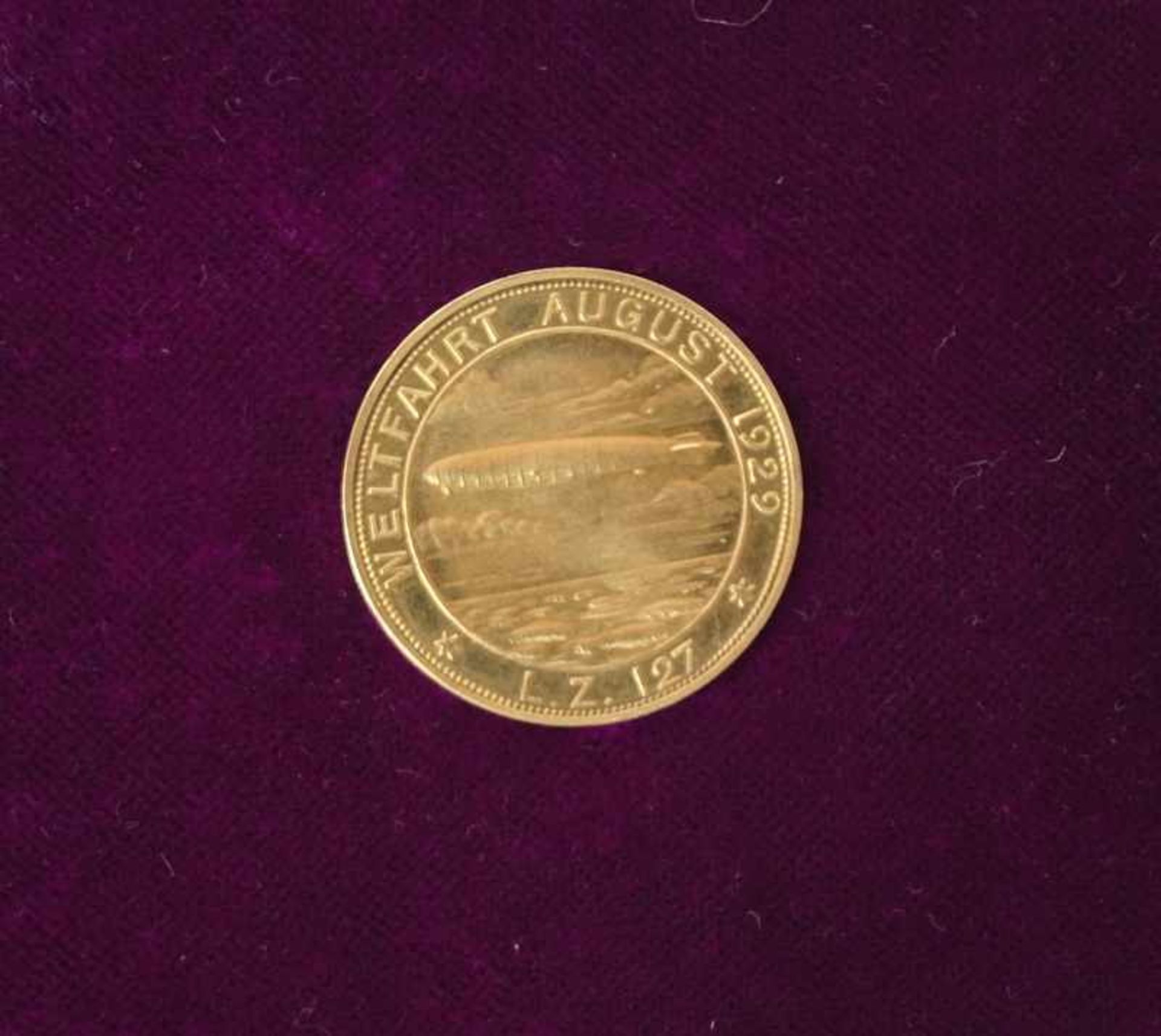 Goldmedaille Zeppelin Weltfahrt, 18kMedaille des Luftschiffs LZ 127 Graf Zeppelin, Vorderseite: - Image 2 of 2