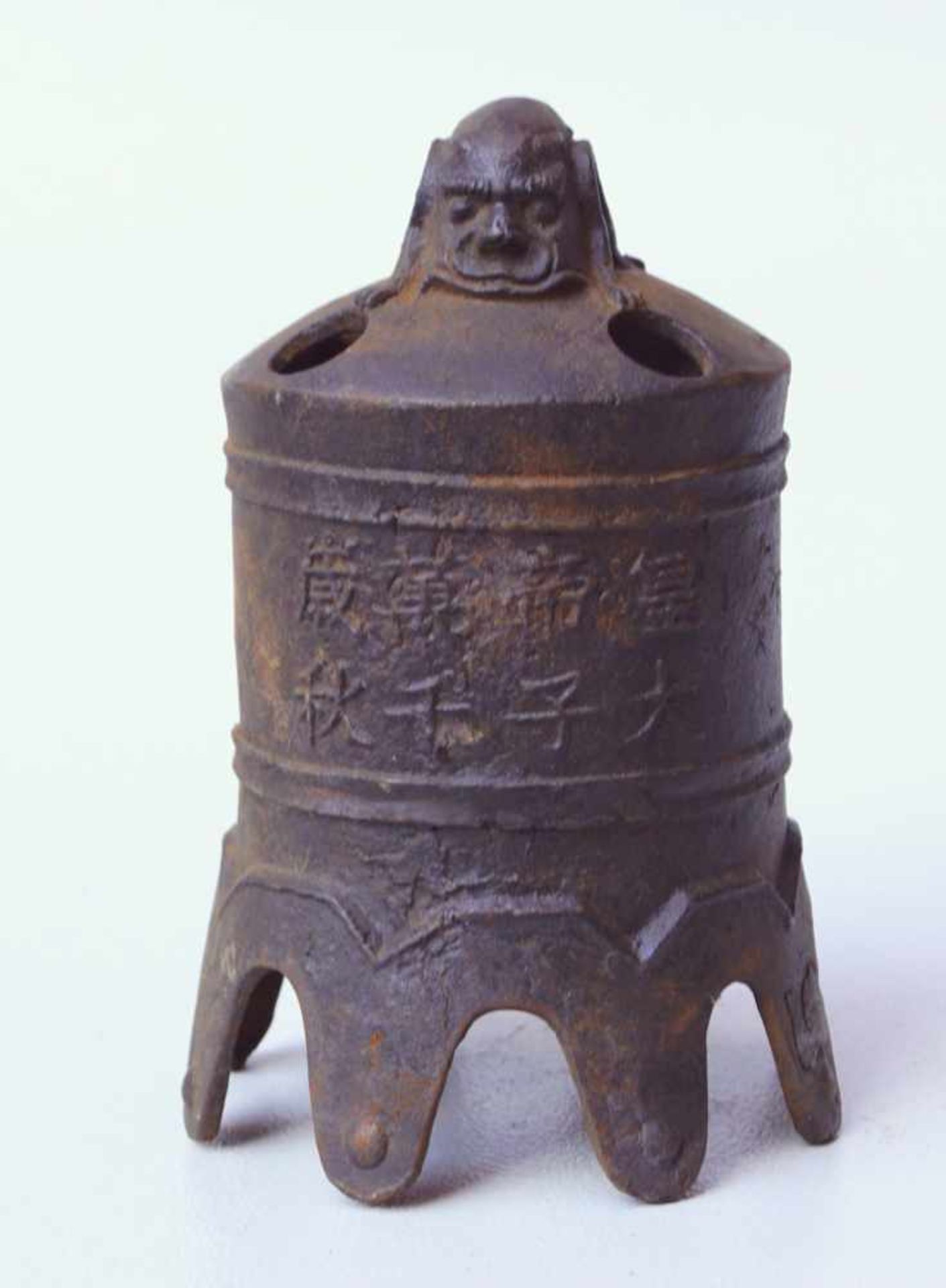 Große chinesische Ritual-/TempelglockeEisenguss, mit Schriftzeichen, Höhe: 22 cm, Durchmesser: 12,