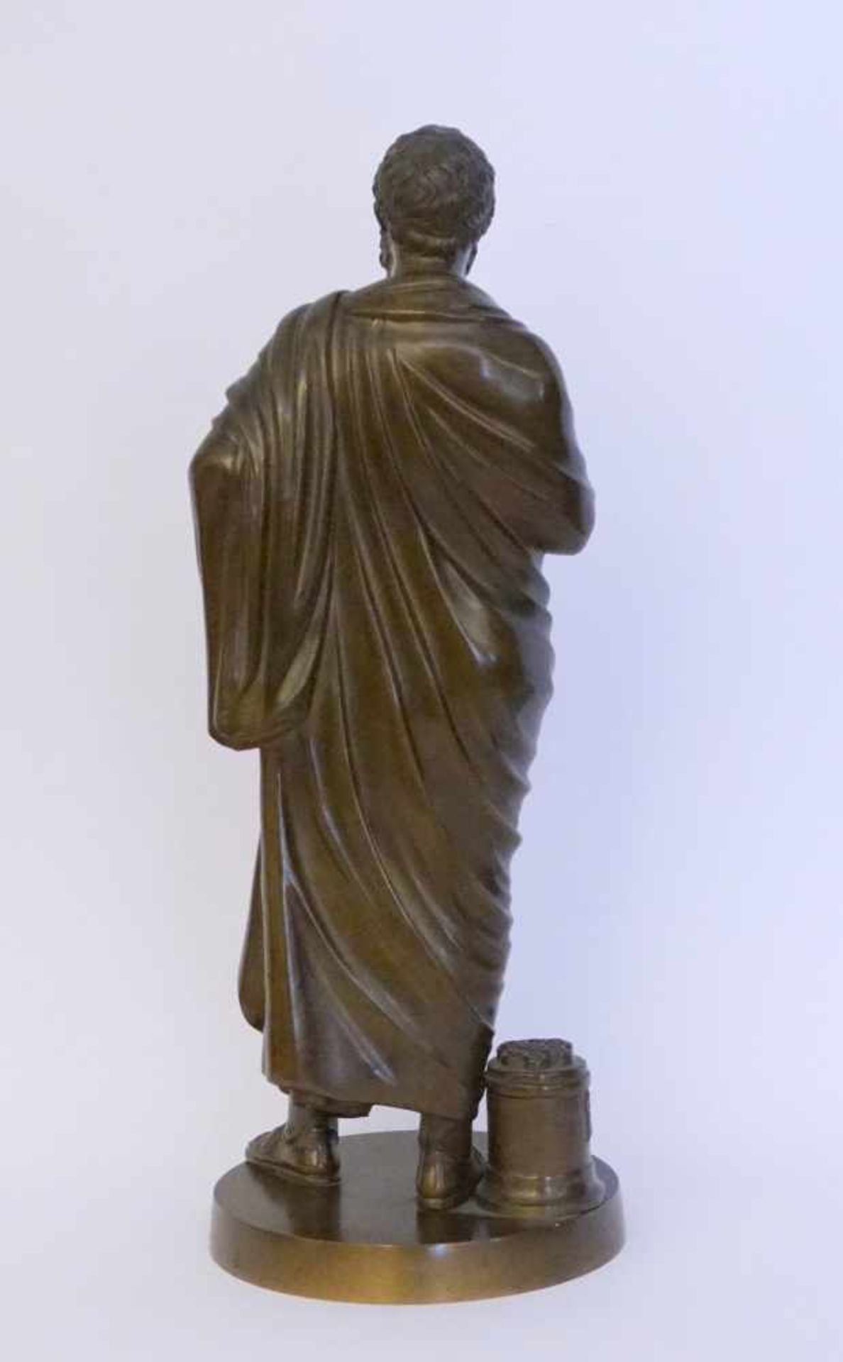 Bronzestatuette "Philosoph", nach klassizistischem VorbildBronze mit leicht gräulicher Patina, - Image 2 of 2