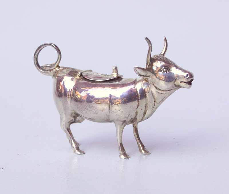 "Milchkuh", 925er Sterling Silber ca. um 1900Sahnegießer in Form einer stehenden Kuh, auf dem