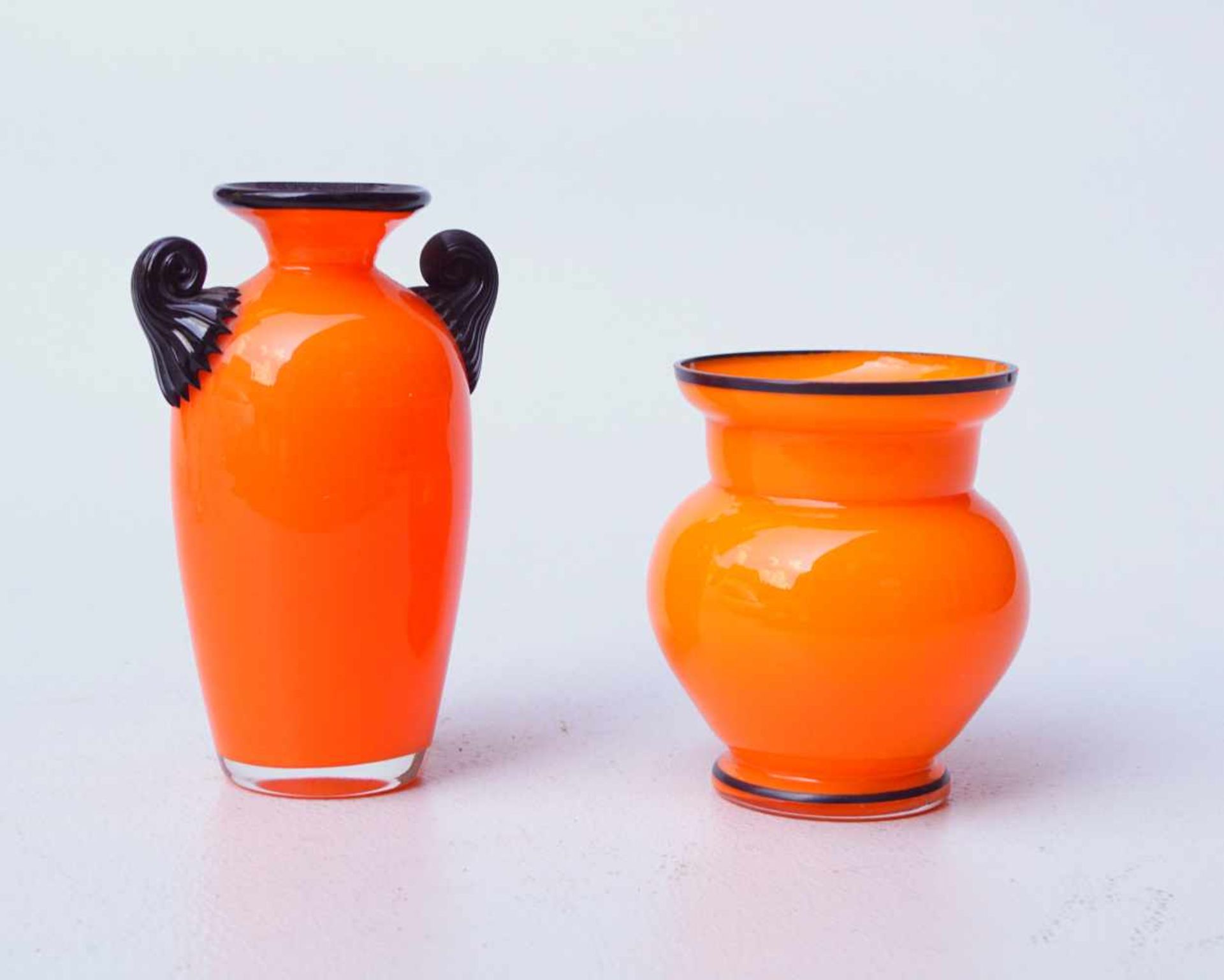 Lötz Witwe, Klostermühle: 2 kleine Vasen, um 1920Farbloses Glas, innen orangefarben überfangen, an
