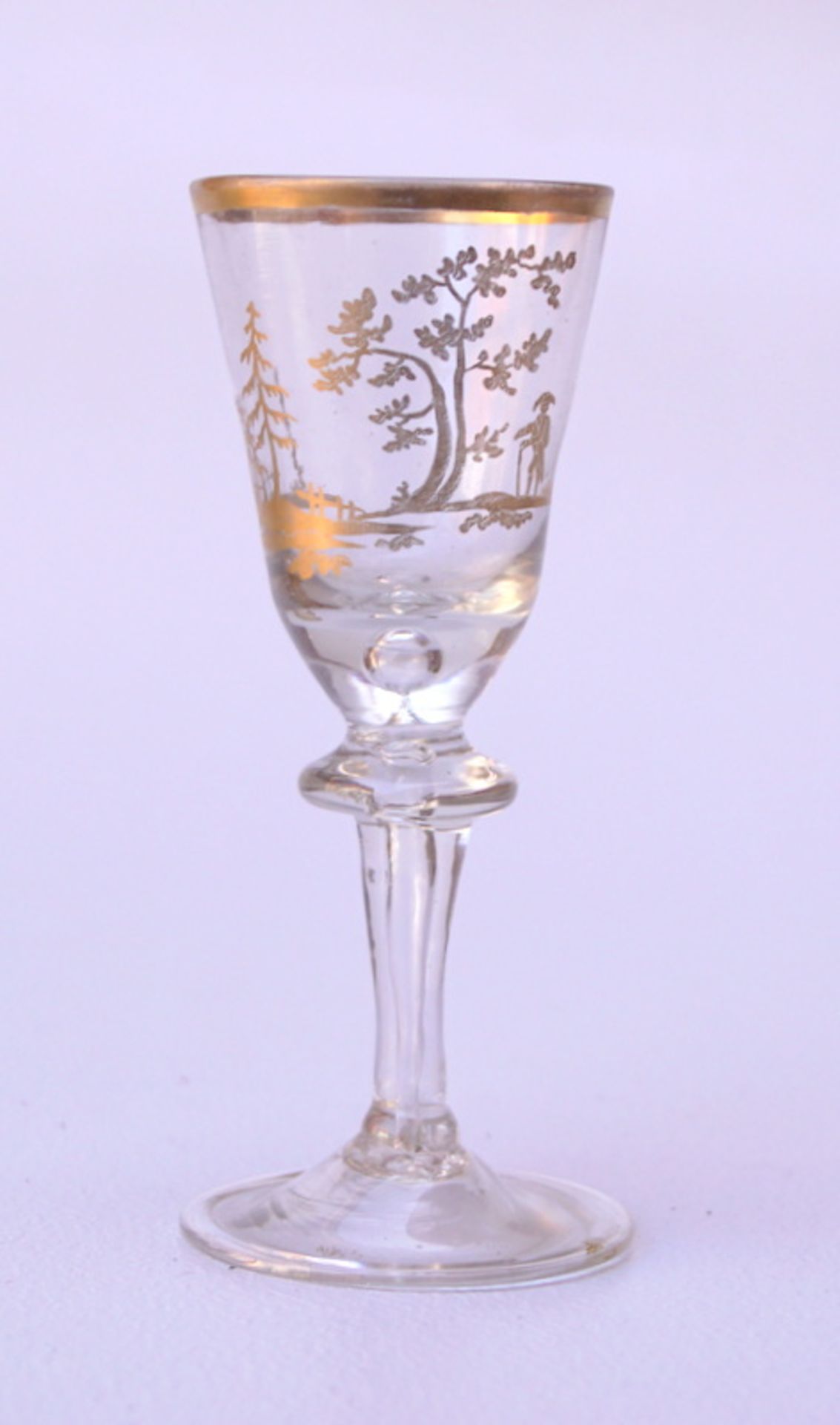 Südweinglas mit Goldmalerei, deutsch, 18.Jhd.Farbloses Glas auf der Kuppa Landschaftsdarstellung mit
