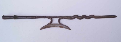 Helmbarte, Deutsch 1. H. 17. Jhd.Eisen geschmiedet, zweischneidige, dreifach gewellte Stoßklinge mit