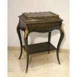 Salontisch/Schmucktisch der Belle Epoche, Frankreich um 1870Geschwärztes Furnier mit Messingeinlagen
