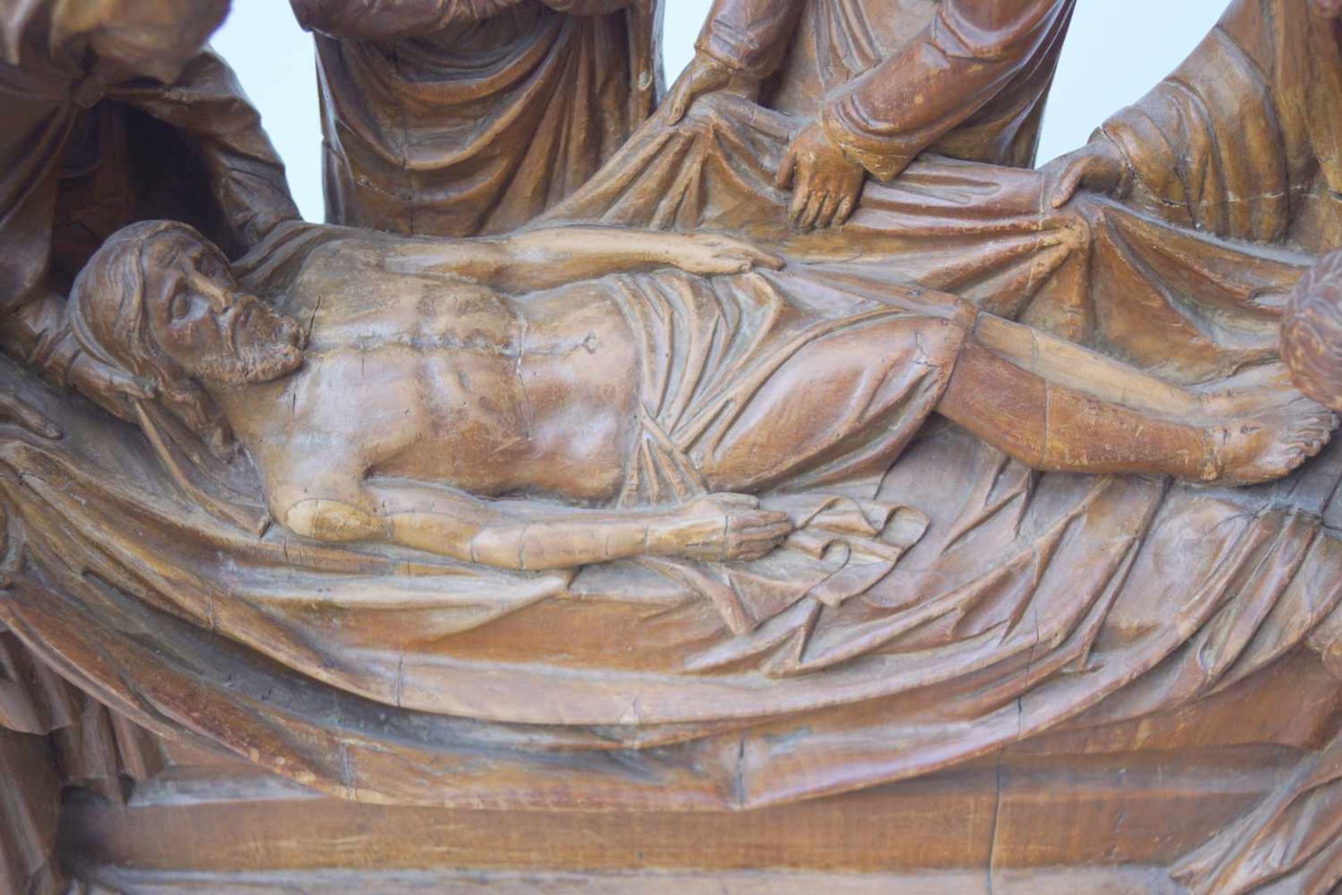 Grablegung Christi, um 1900Lindenholz, geschnitzt, große vollplastisch gearbeitete Skulptur, - Image 2 of 3