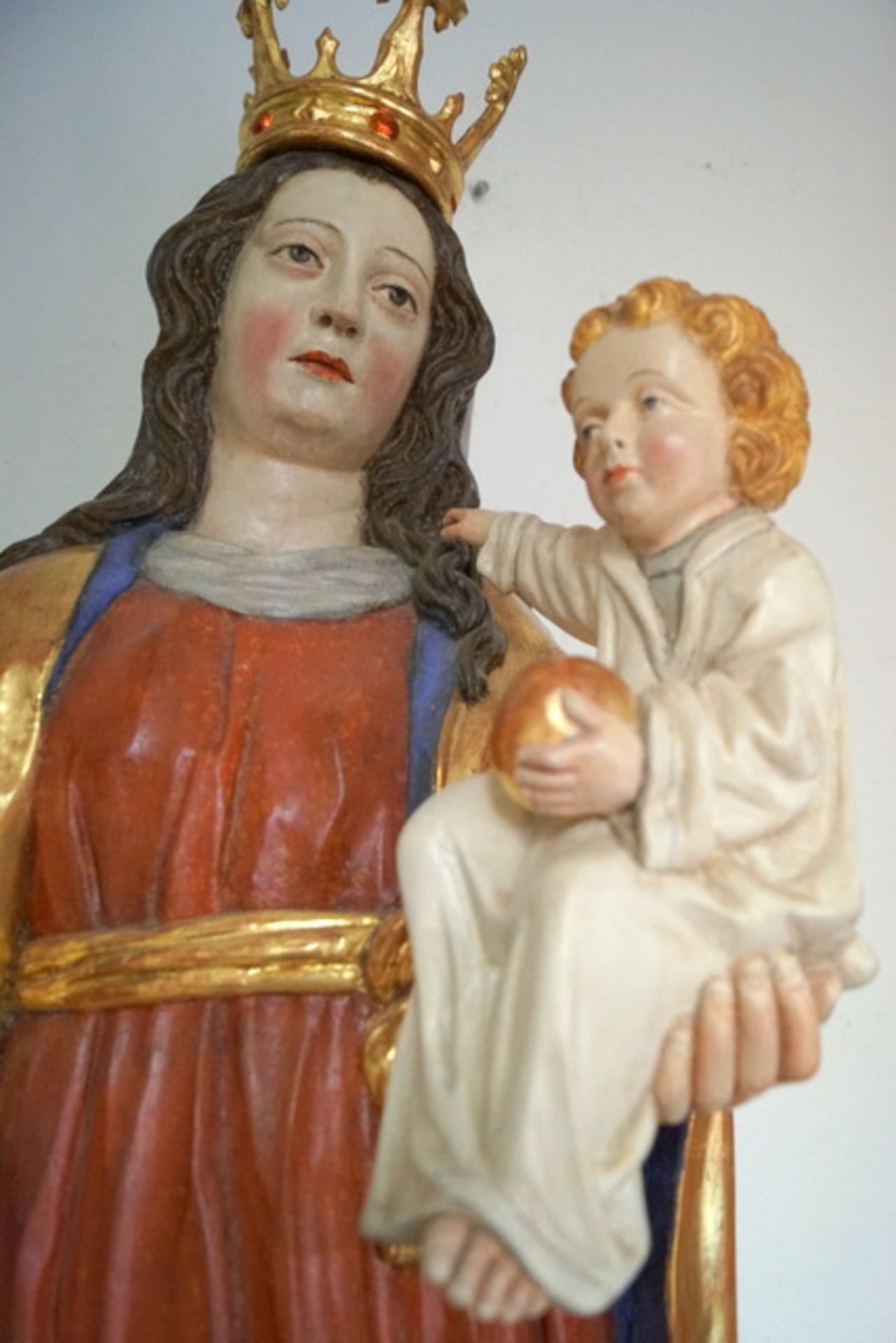 Rest. Marienstatue nach gotischem Vorbild des 15. Jahrhunderts Lindenholz geschnitzt und gefasst, - Image 3 of 5