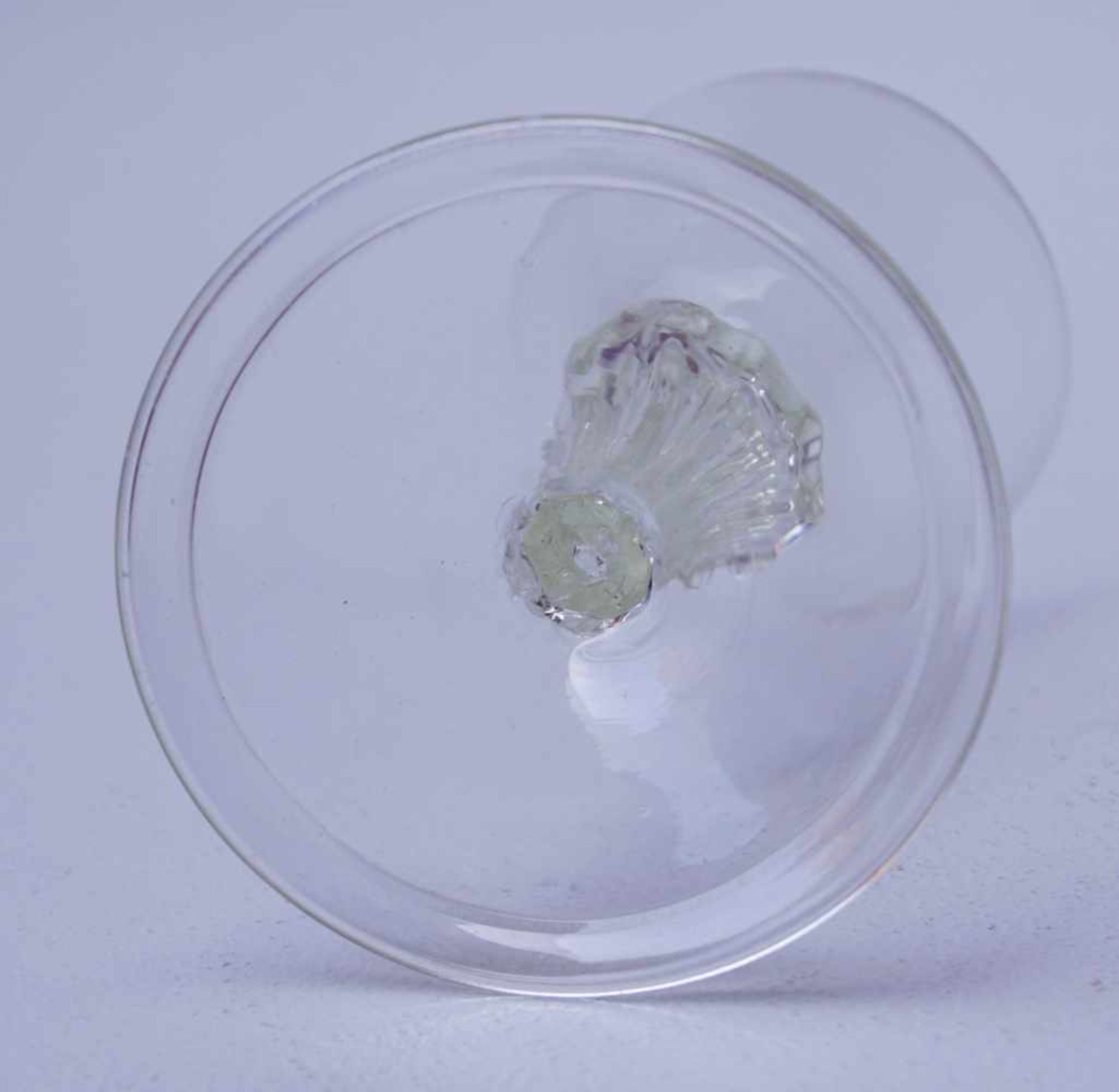Seltenes Trichterglas des 18. Jhd.Farbloses Glas, geblasen, breiter Fuß mit umgelegtem Standring, - Bild 3 aus 3