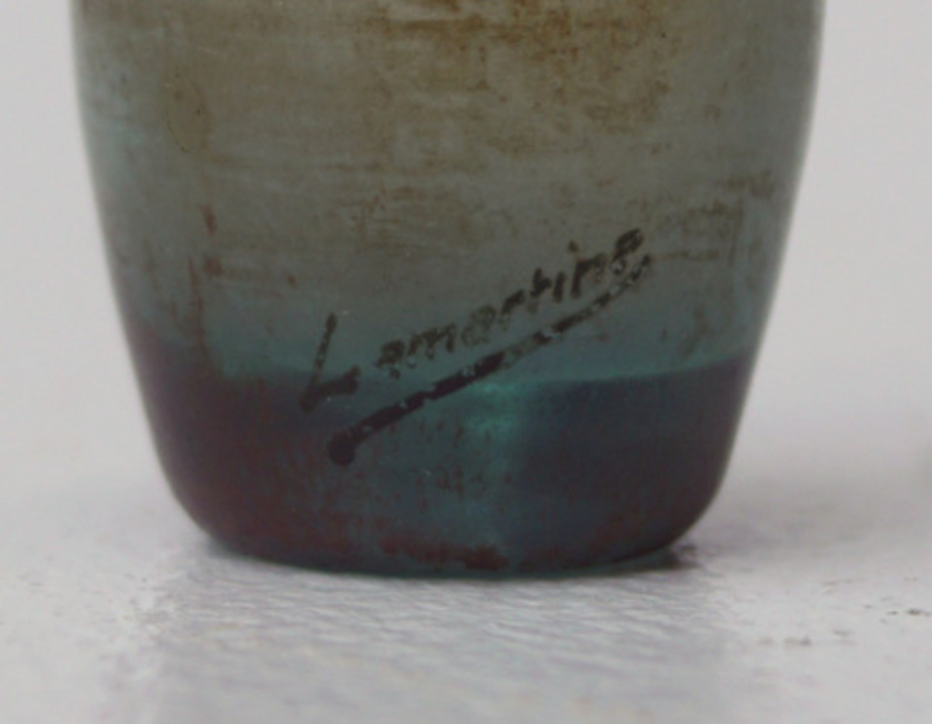 Miniaturvase Lamartine Winterl. Bäume Ovoide Vase leicht grünliche Glasmasse vor grauem Überfang, - Bild 2 aus 3
