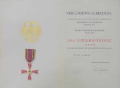 Verleihungsurkunde "Das Verdienstkreuz am Bande" des BundespräsidentenInkl. Verdienstkreuz, für