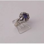 Blumenförmiger 590 WG Ring mit zentralem Saphir und zus. ca. 0,21ct BrillantbesatzSaphir im