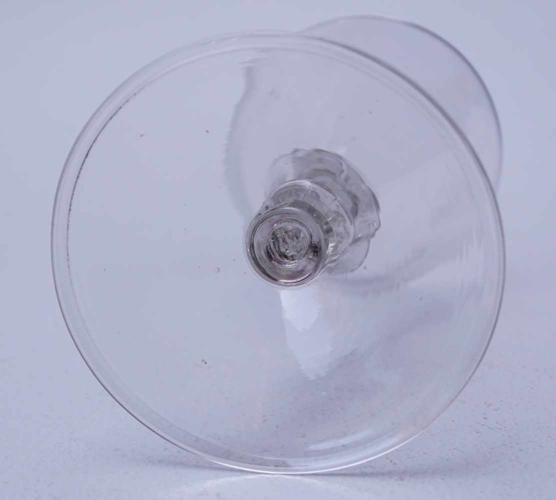 Seltenes Trichterglas des 17. Jhd.Farbloses Glas, geblasen, breiter Fuß mit Standring, Schaft - Bild 3 aus 3