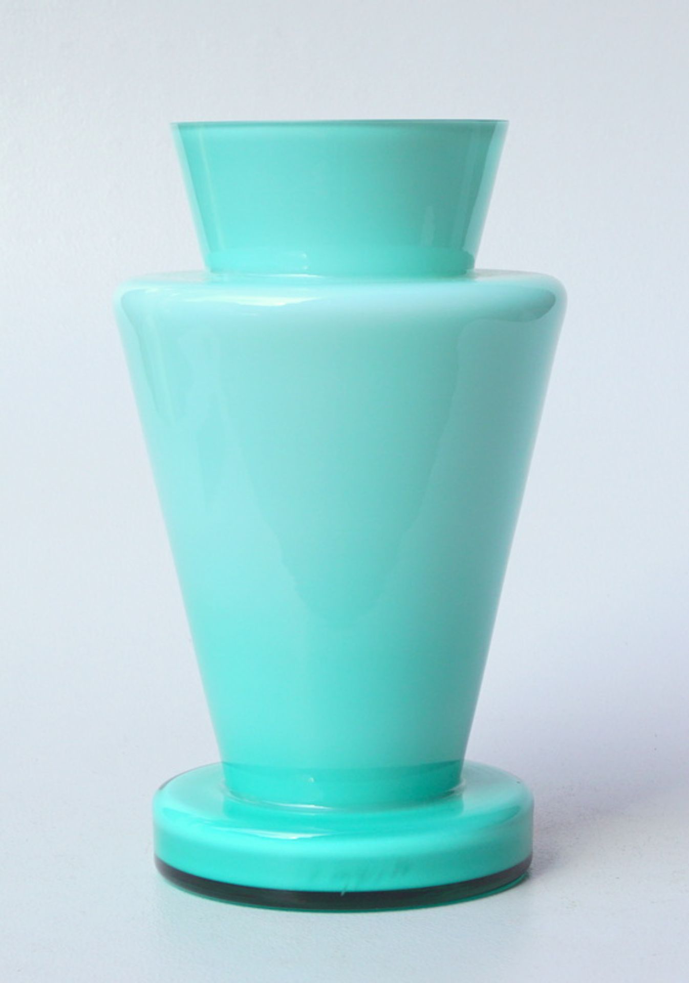 Sieger Design, Ritzenhoff Glas: Vase mit türkisfarbenem Überfandweißes Glas türkisfarben