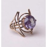 Geometrisch durchbrochen gearbeiteter Ring, 333 RG mit AmetystAmethyst im Rundschliff, ca. 6ct,