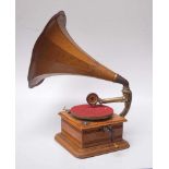 Grammophon, 1. Hälfte 20. Jhd.Eichengehäuse, Originaltrichter mit Bierlackmalerei , Länge 30cm,